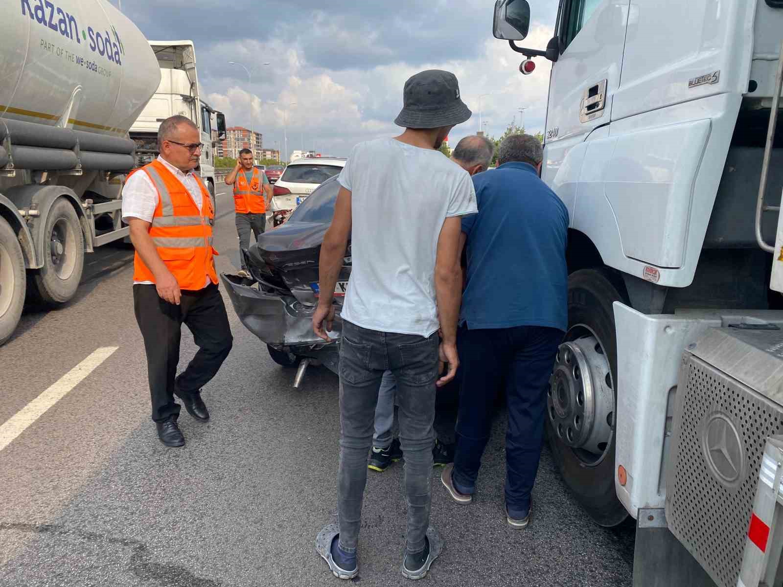 Kocaeli TEM Otoyolu’nda 4 araçlı zincirleme kaza 