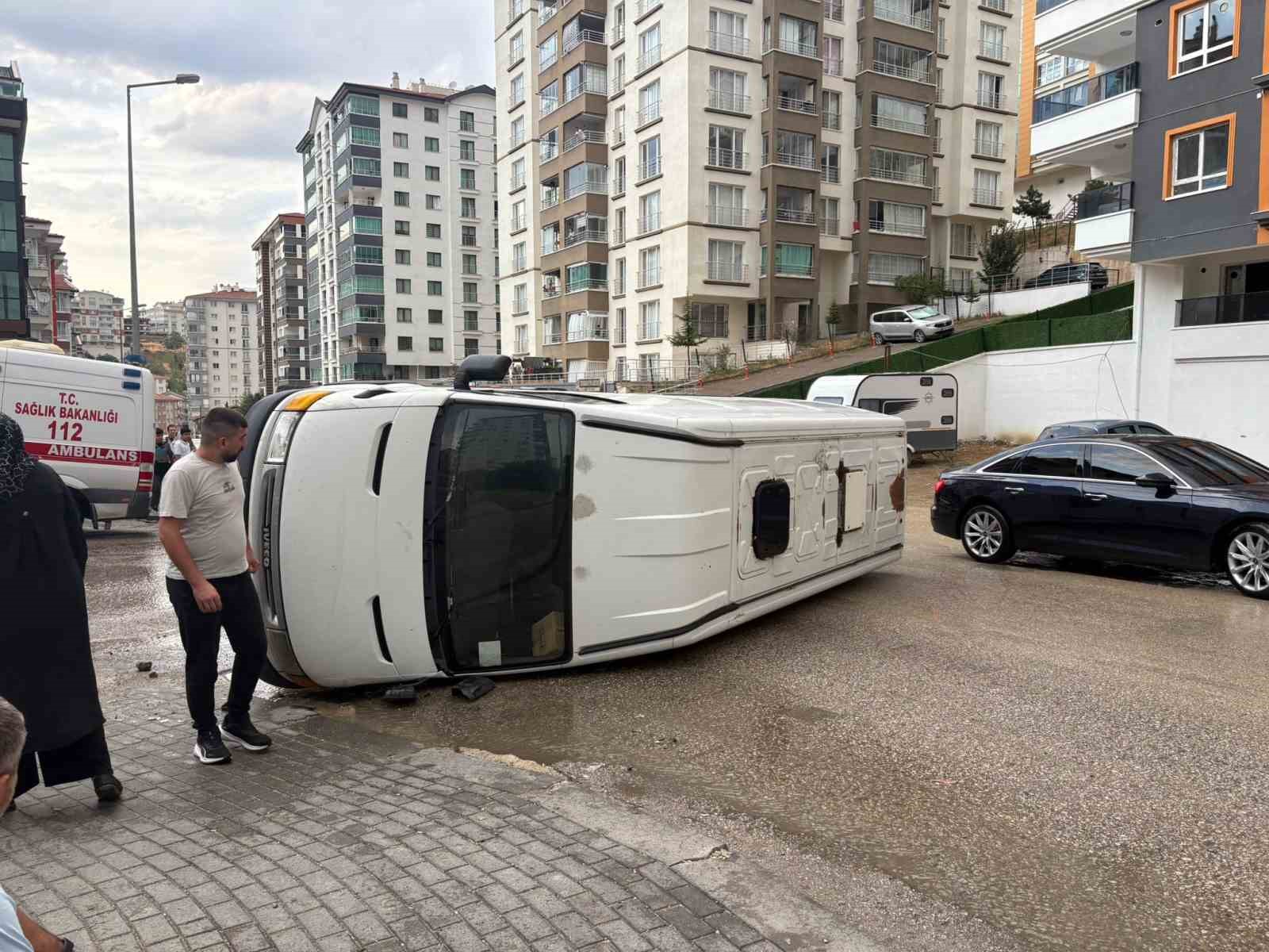 Ankara’da minibüs yol kenarına devrildi 