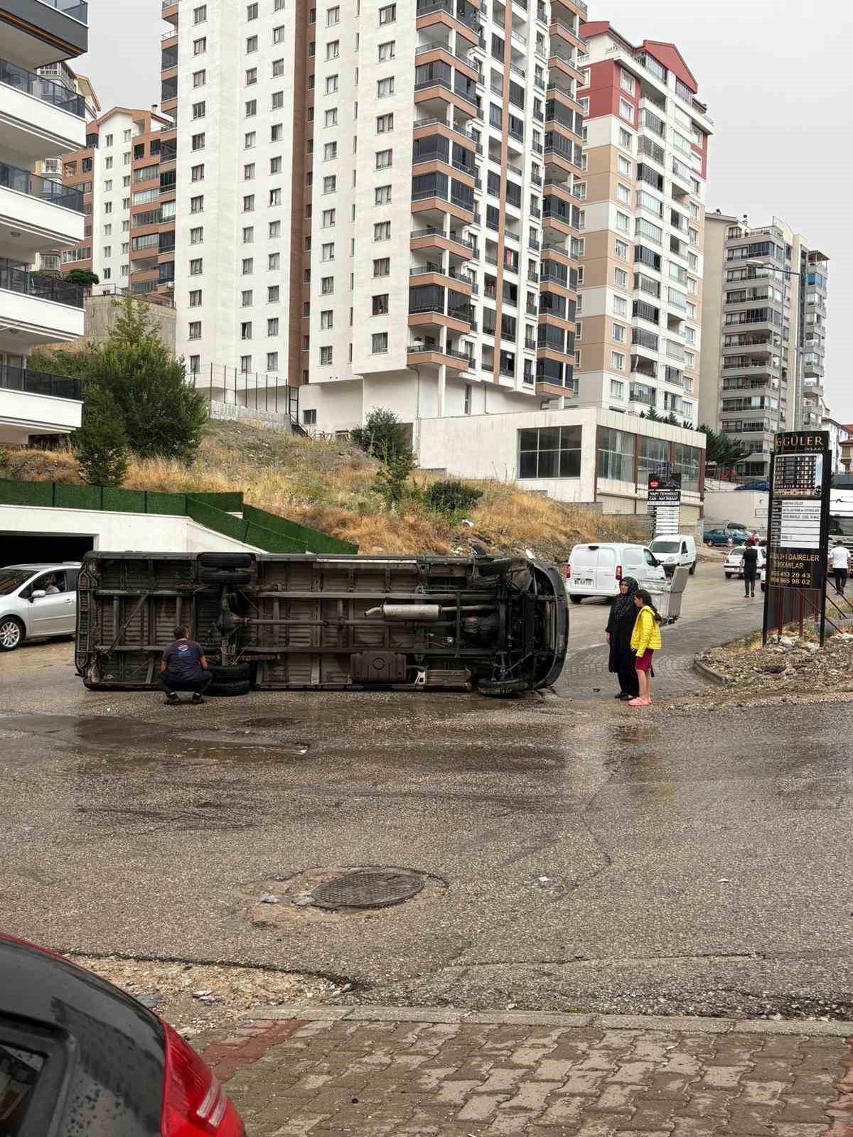 Ankara’da minibüs yol kenarına devrildi 