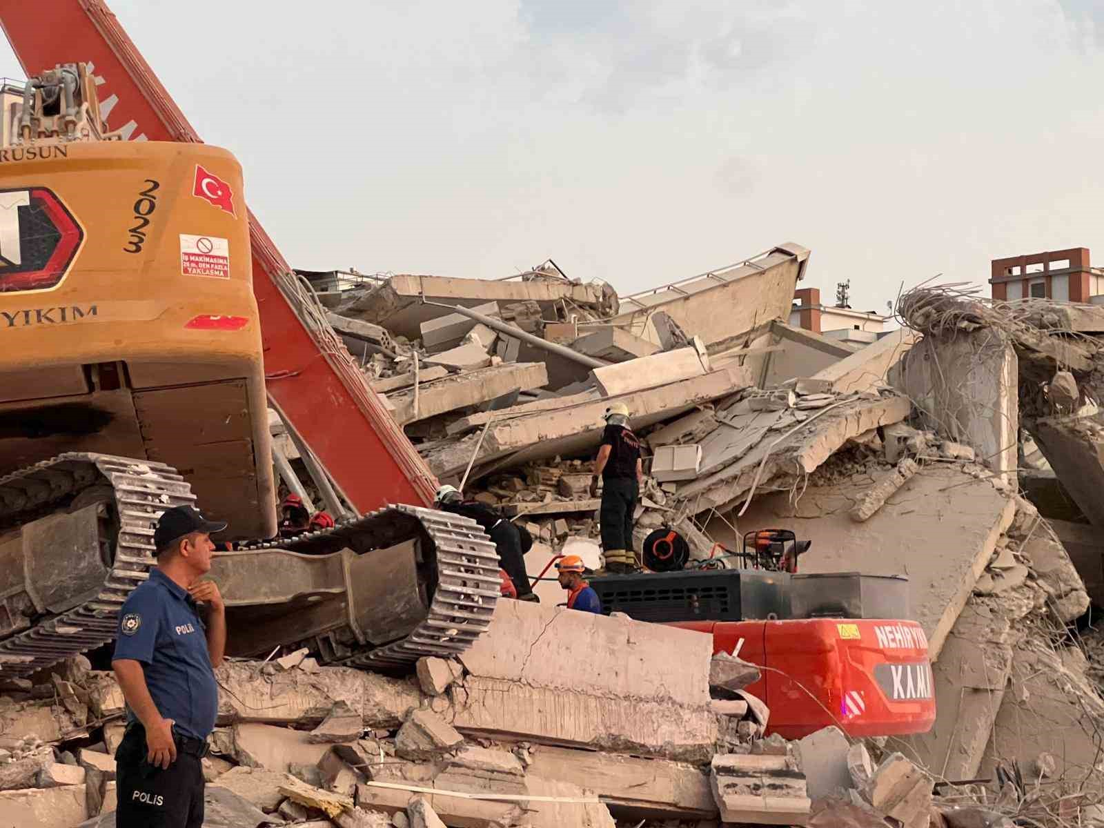 Kahramanmaraş’ta bina yıkımı sırasında iş makinası operatörü göçük altında kaldı 