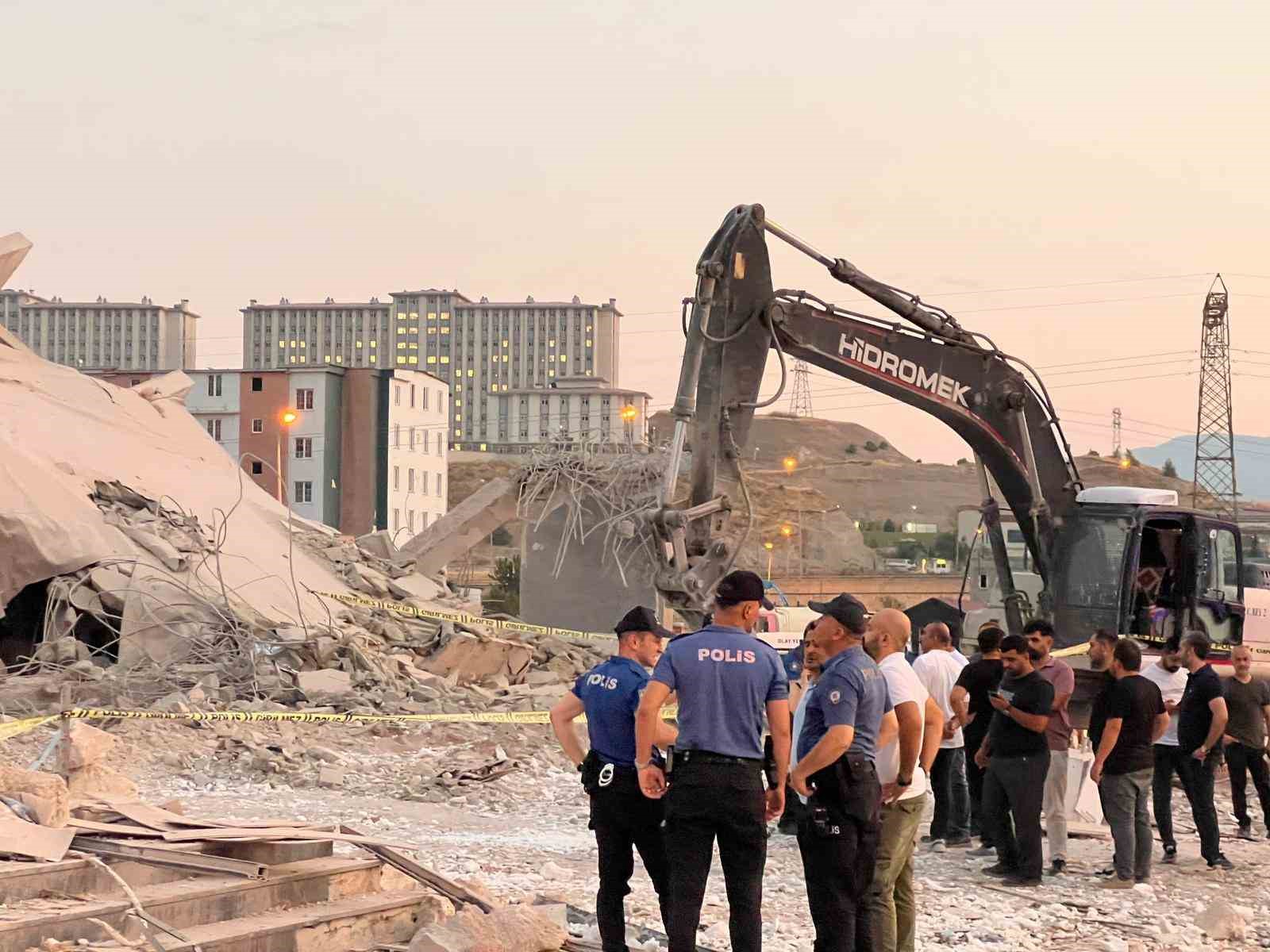 Kahramanmaraş’ta bina yıkımı sırasında iş makinası operatörü göçük altında kaldı 