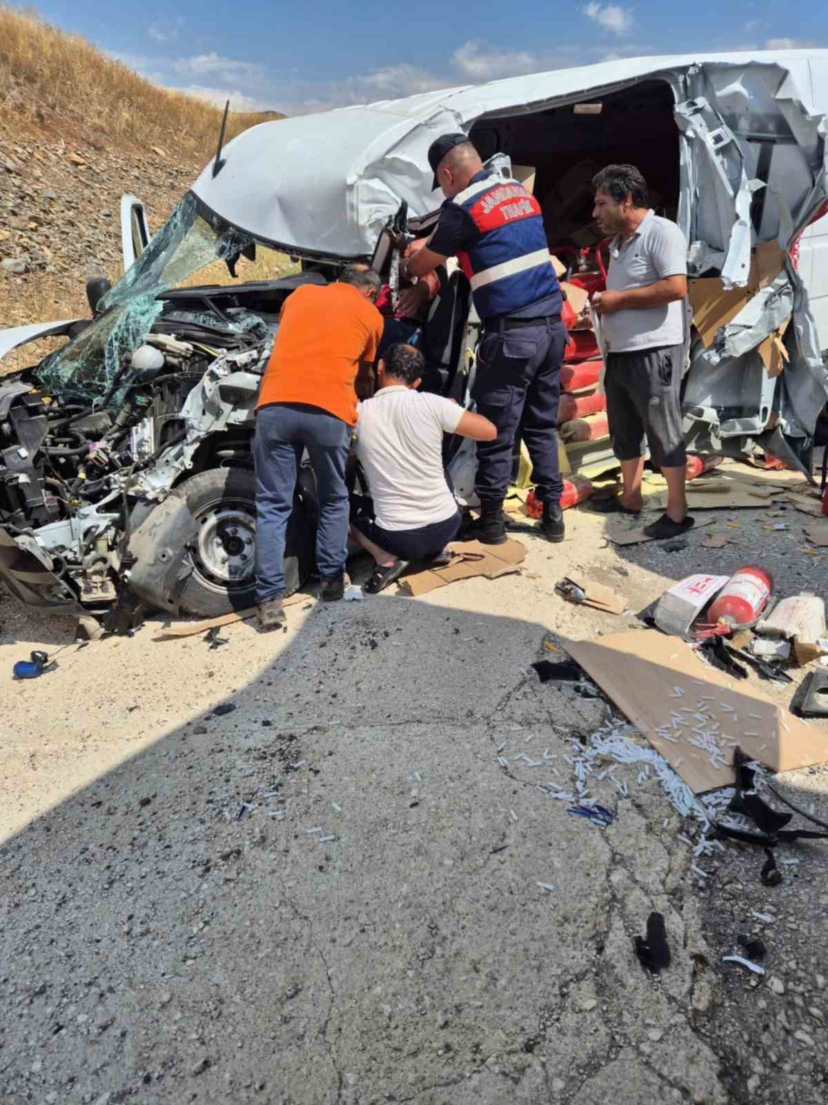 Yangın söndürme cihazı yüklü araç, süt tankerine çarptı: 1 yaralı 