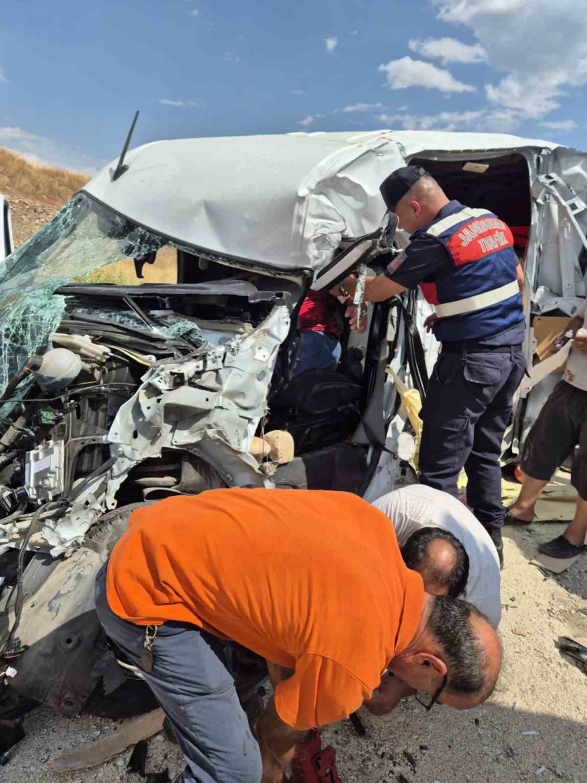 Yangın söndürme cihazı yüklü araç, süt tankerine çarptı: 1 yaralı 