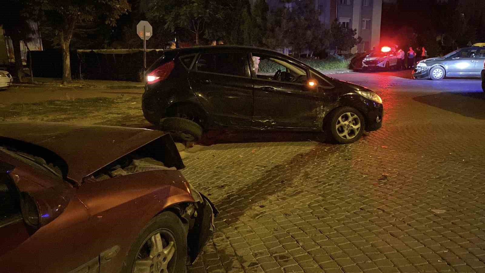 Kazada savrulan otomobil park halindeki otomobile çarptı: 2 yaralı 