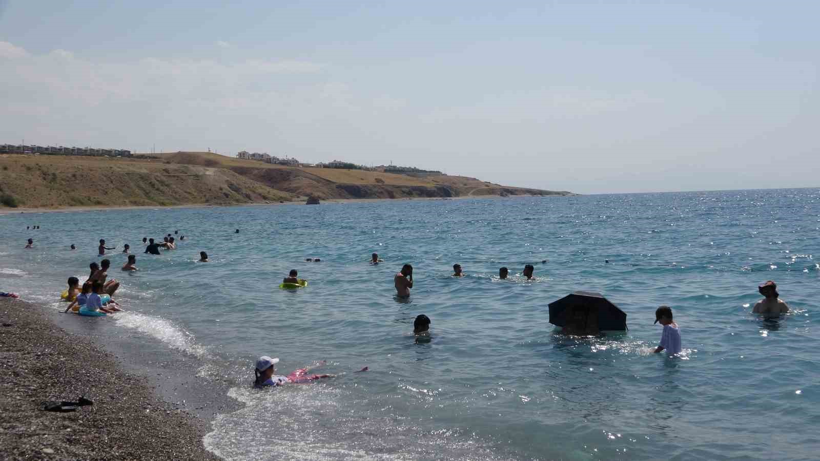 Van Gölü mavi bayraklı plajıyla tatilcilerin akınına uğradı 