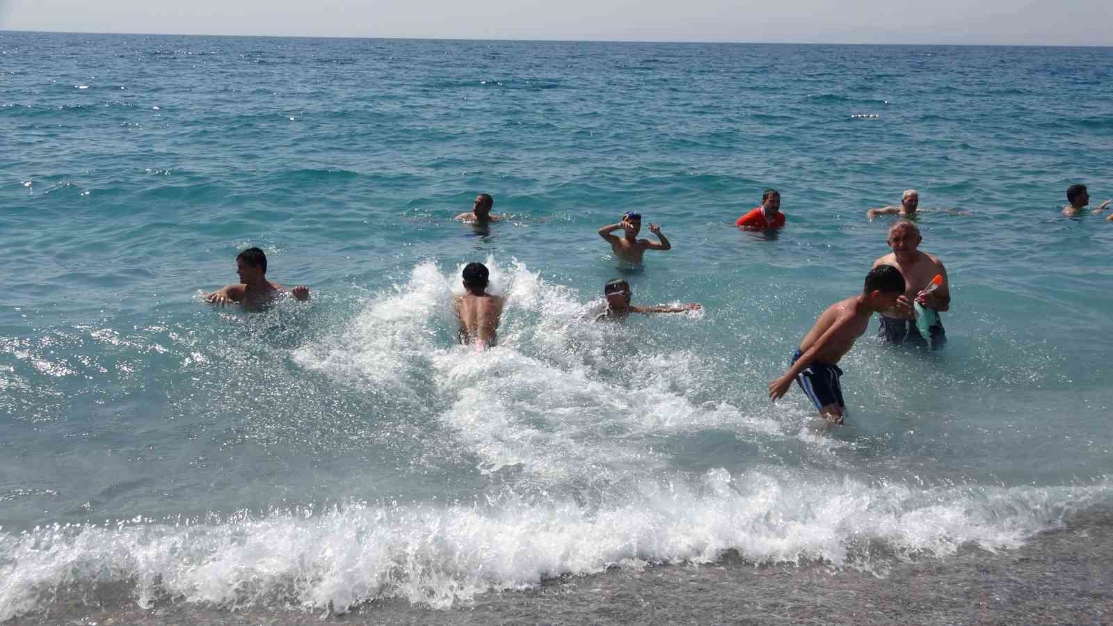 Van Gölü mavi bayraklı plajıyla tatilcilerin akınına uğradı 