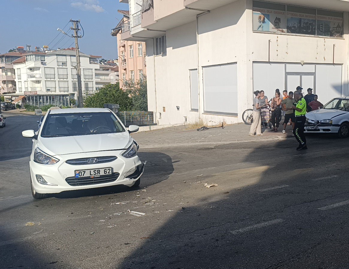 Manavgat’ta iki otomobil çarpıştı: 1 yaralı