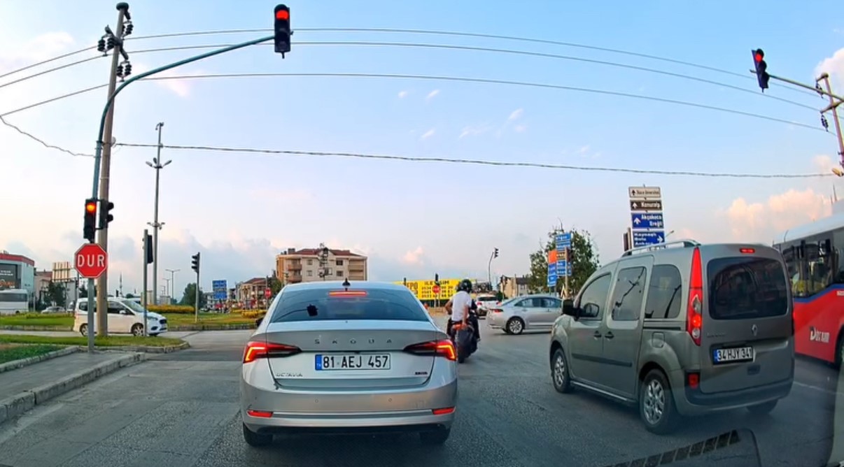 Işık ihlali için buldukları yöntem hem şaşırttı hem güldürdü 