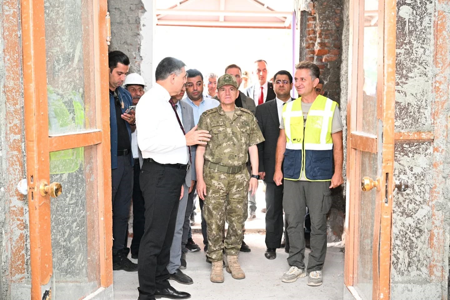 Askeri tesis inşaatlarını incelediler 