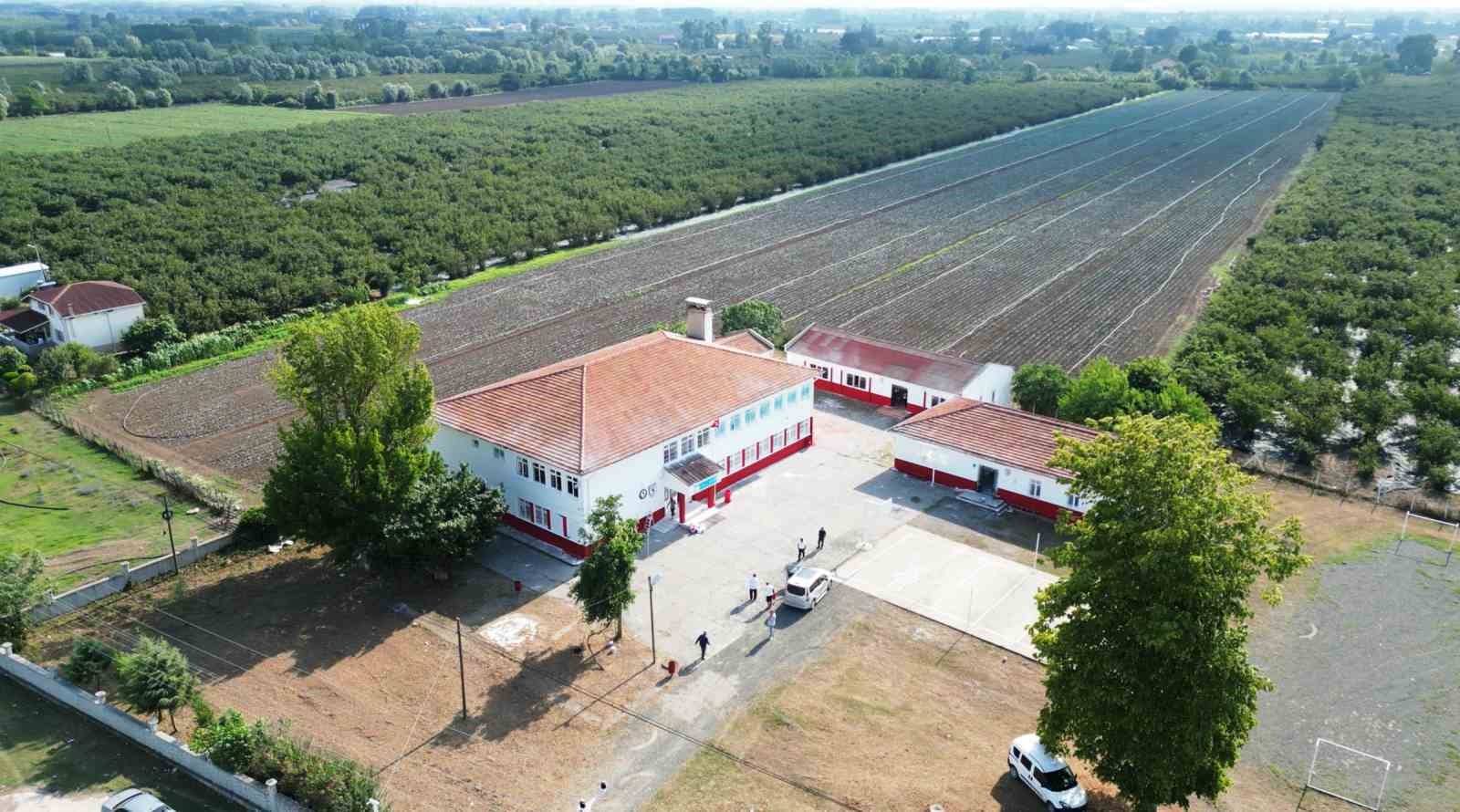 Taraftarlar okulu kırmızı-beyaza boyadı 