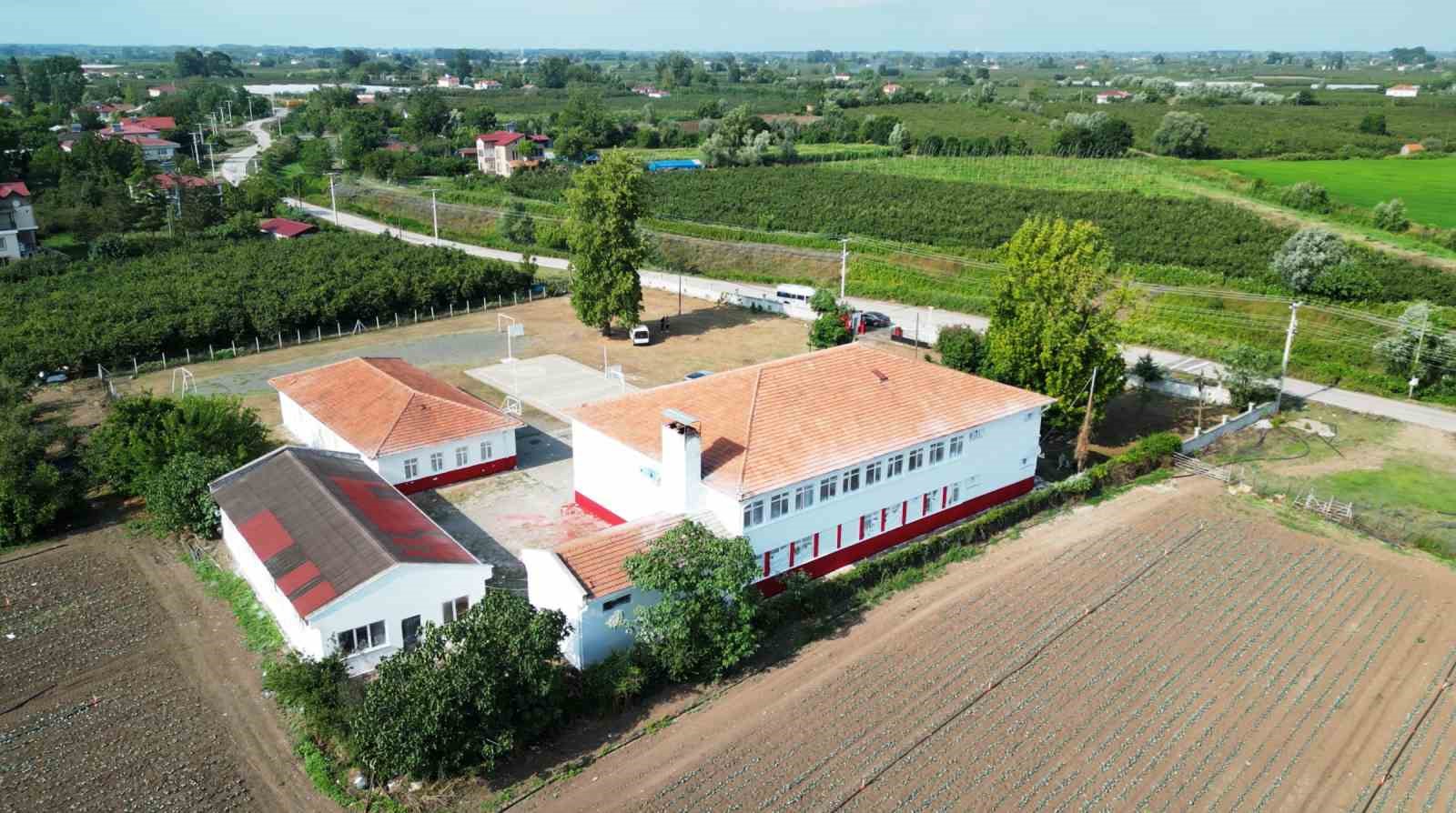 Taraftarlar okulu kırmızı-beyaza boyadı 