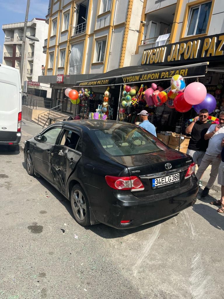 Esenyurt’ta faciadan dönüldü: Vinç kaydı, yaşlı adam iki torunuyla otomobilin altında kaldı 