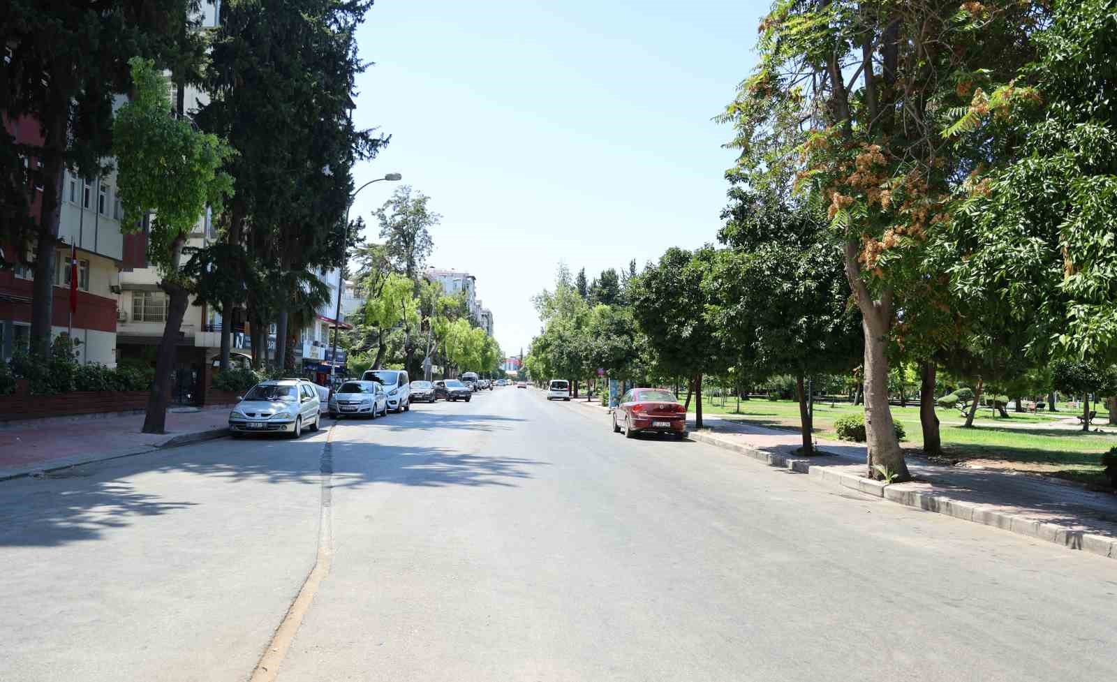 Adana’da termometreler 51 dereceyi gösterdi: Parklar boş kaldı, sulama kanalları doldu 