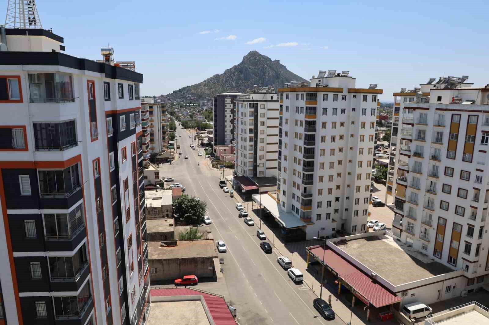 Sıcaklar bunalttı, hayvanlar suya girerek serinledi 