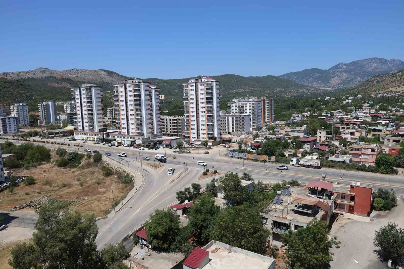 Sıcaklar bunalttı, hayvanlar suya girerek serinledi 