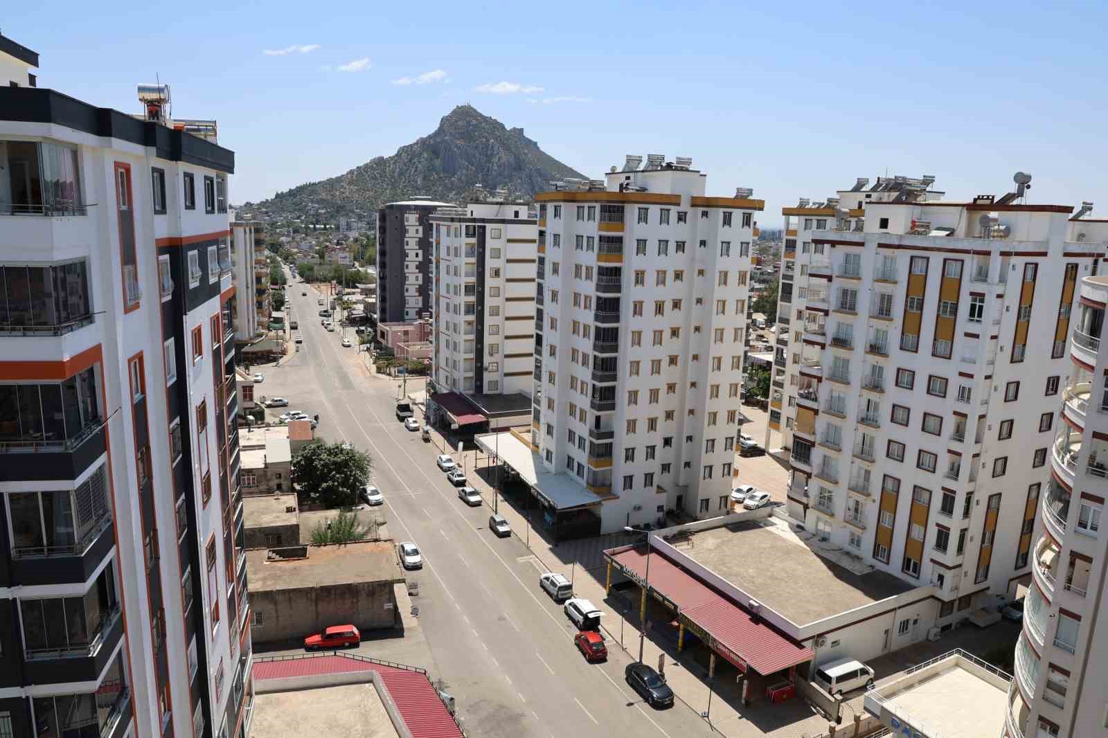 Sıcaklar bunalttı, hayvanlar suya girerek serinledi 