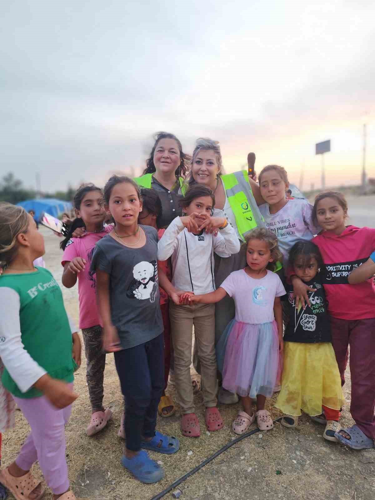 Hayırseverler çadır kentte kalan çocukları sevindirdi 