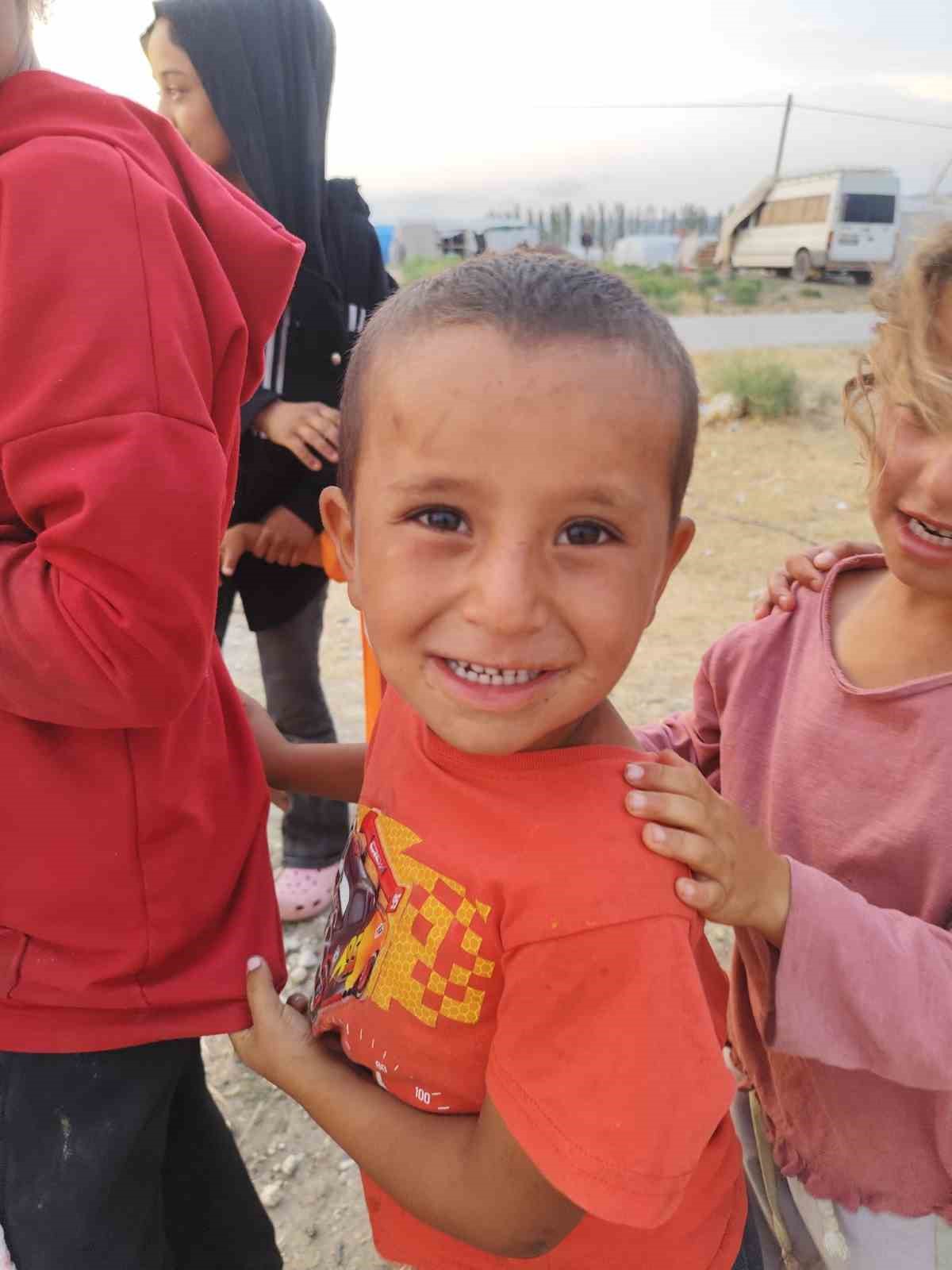 Hayırseverler çadır kentte kalan çocukları sevindirdi 