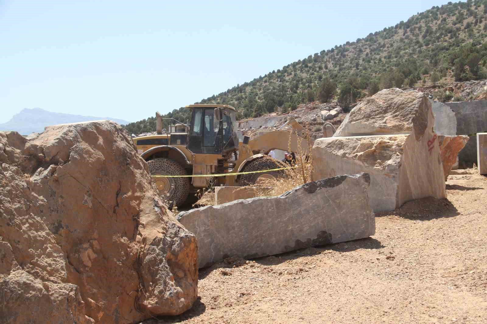 Mermer bloğunun altında kalan mühendis hayatını kaybetti 