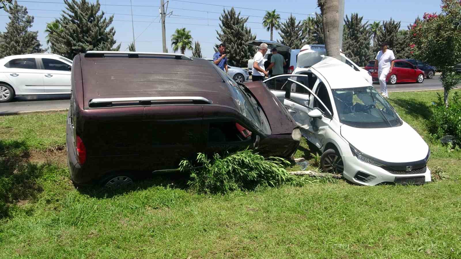 Ortalığı savaş alanına çevirdi: Önce 3 araca ardından sivil polis aracına çarptı: 2 polis yaralı 