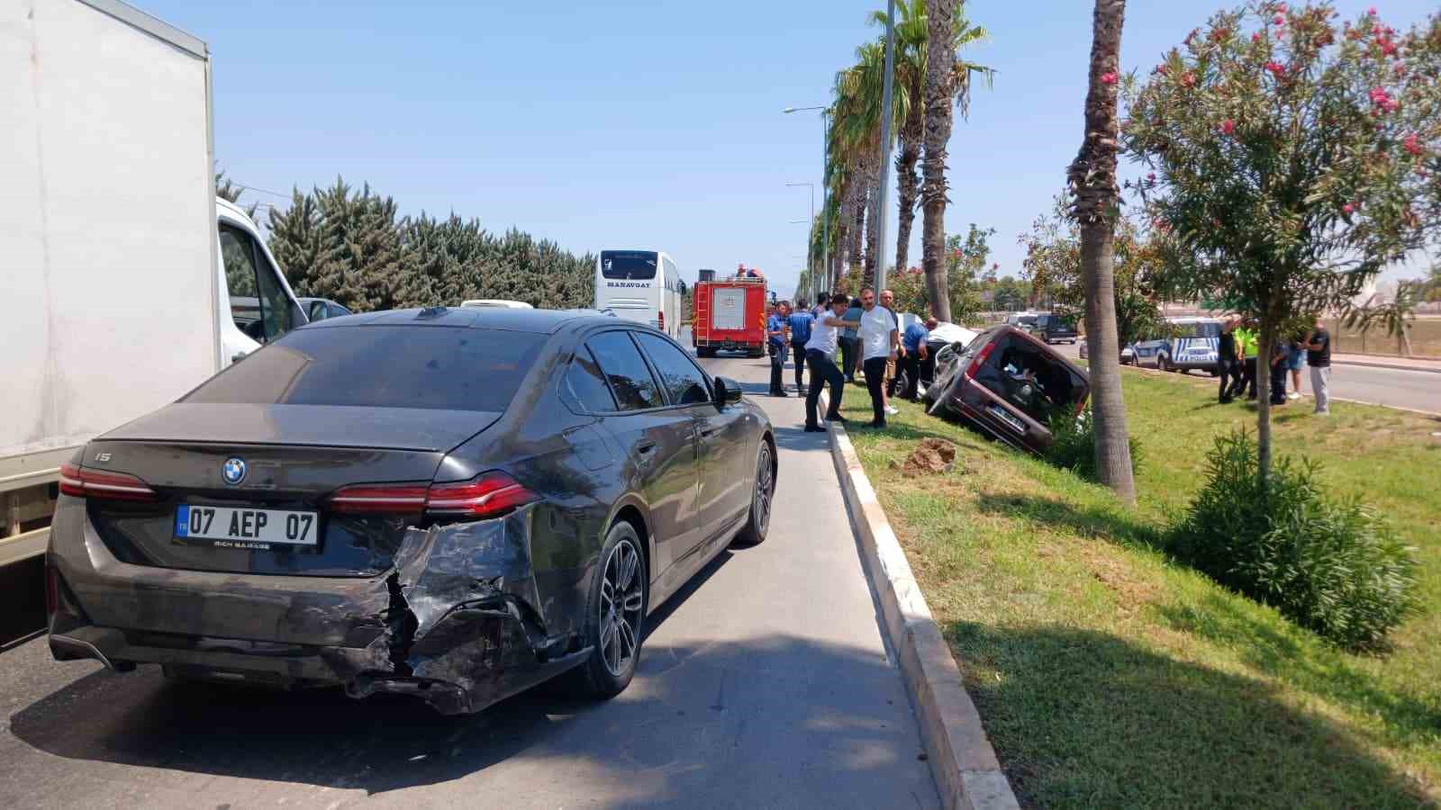 Ortalığı savaş alanına çevirdi: Önce 3 araca ardından sivil polis aracına çarptı: 2 polis yaralı 