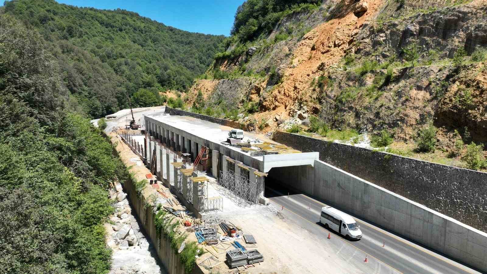 Zonguldak-Ankara yolundaki heyelan koruma çalışmaları sürüyor 