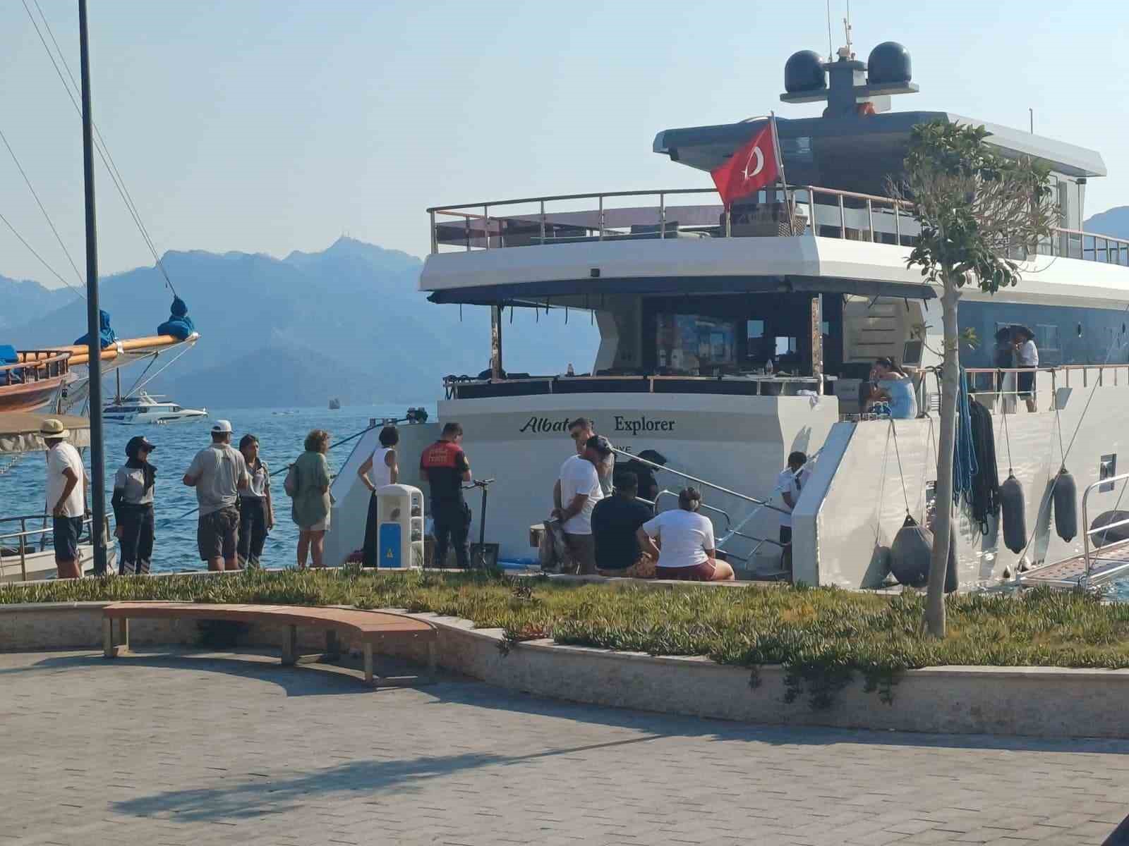 Tekneden yükselen dumanlar paniğe neden oldu 