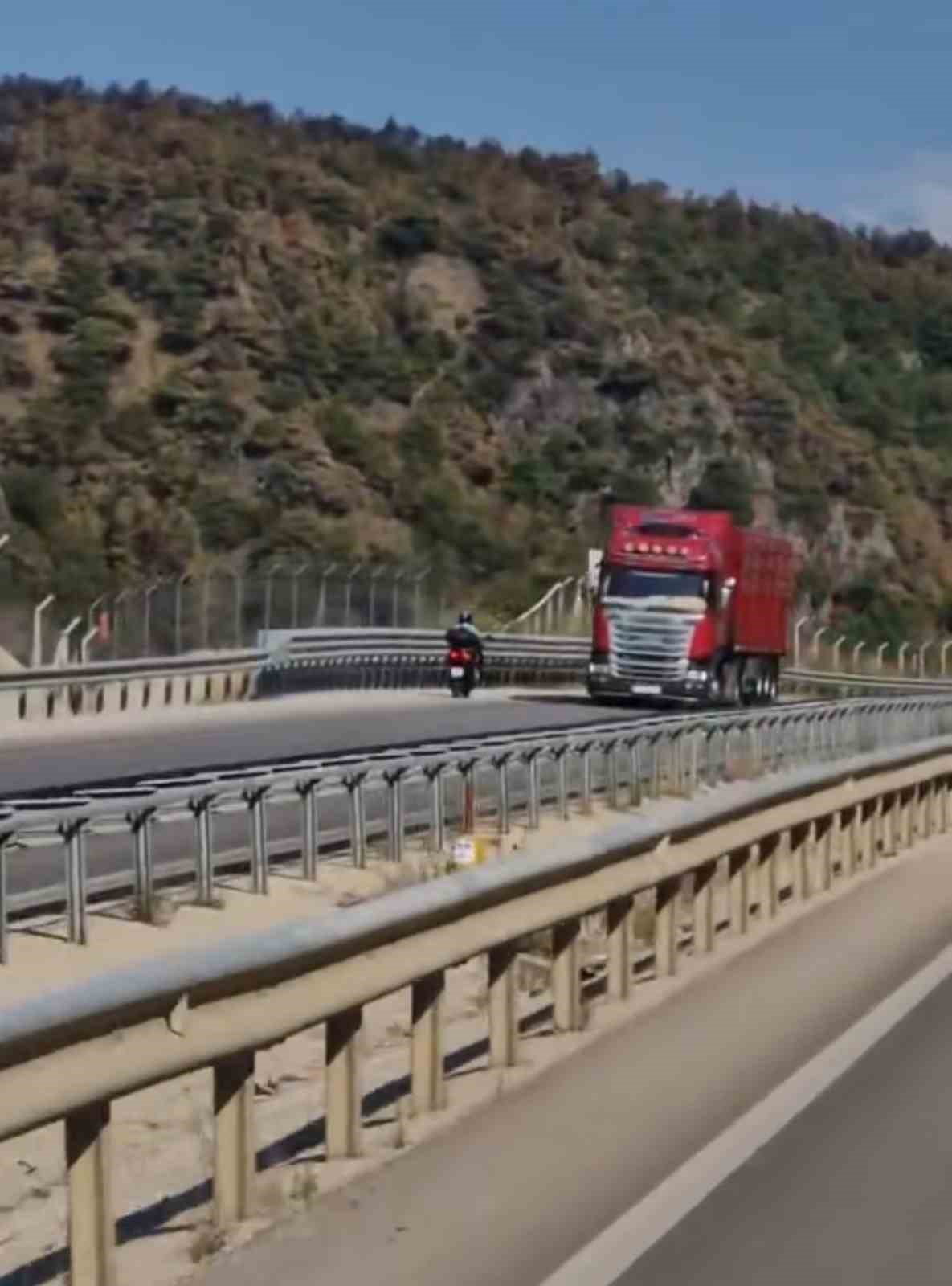 Kilometrelerce süren tehlikeli yolculuk kameraya yansıdı 