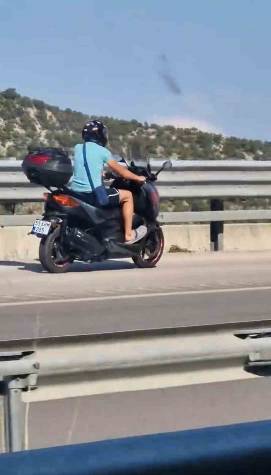 Kilometrelerce süren tehlikeli yolculuk kameraya yansıdı 