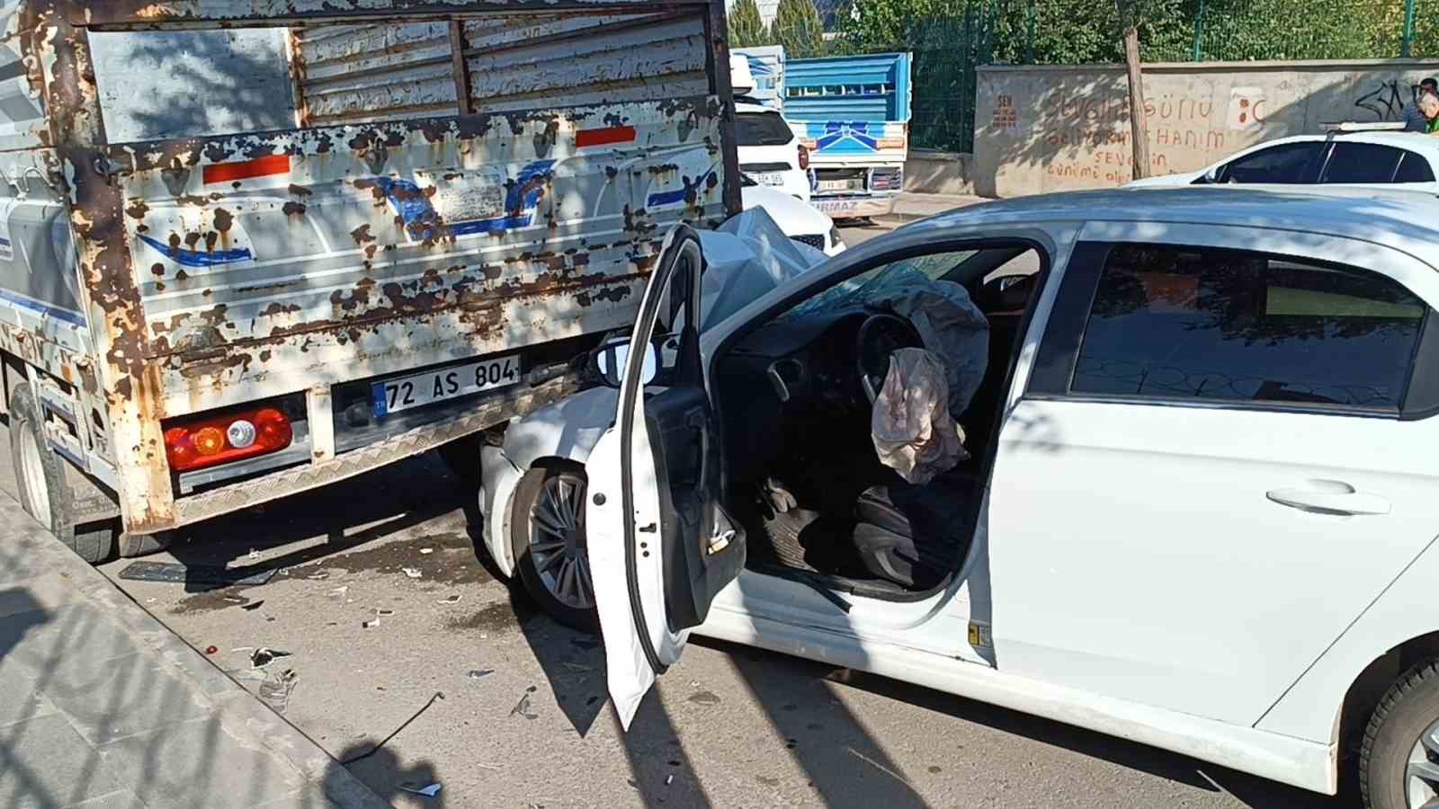Otomobil park halindeki kamyonete çarptı: 1 yaralı 