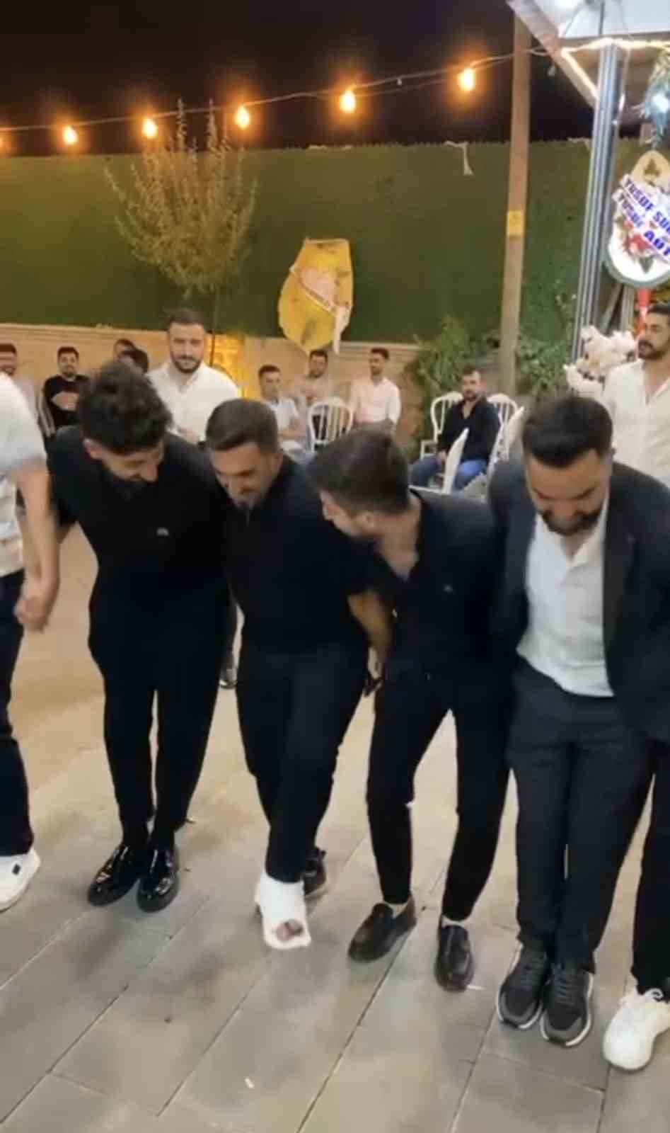 Muş’ta alçılı sağdıçtan düğünde halay şov 