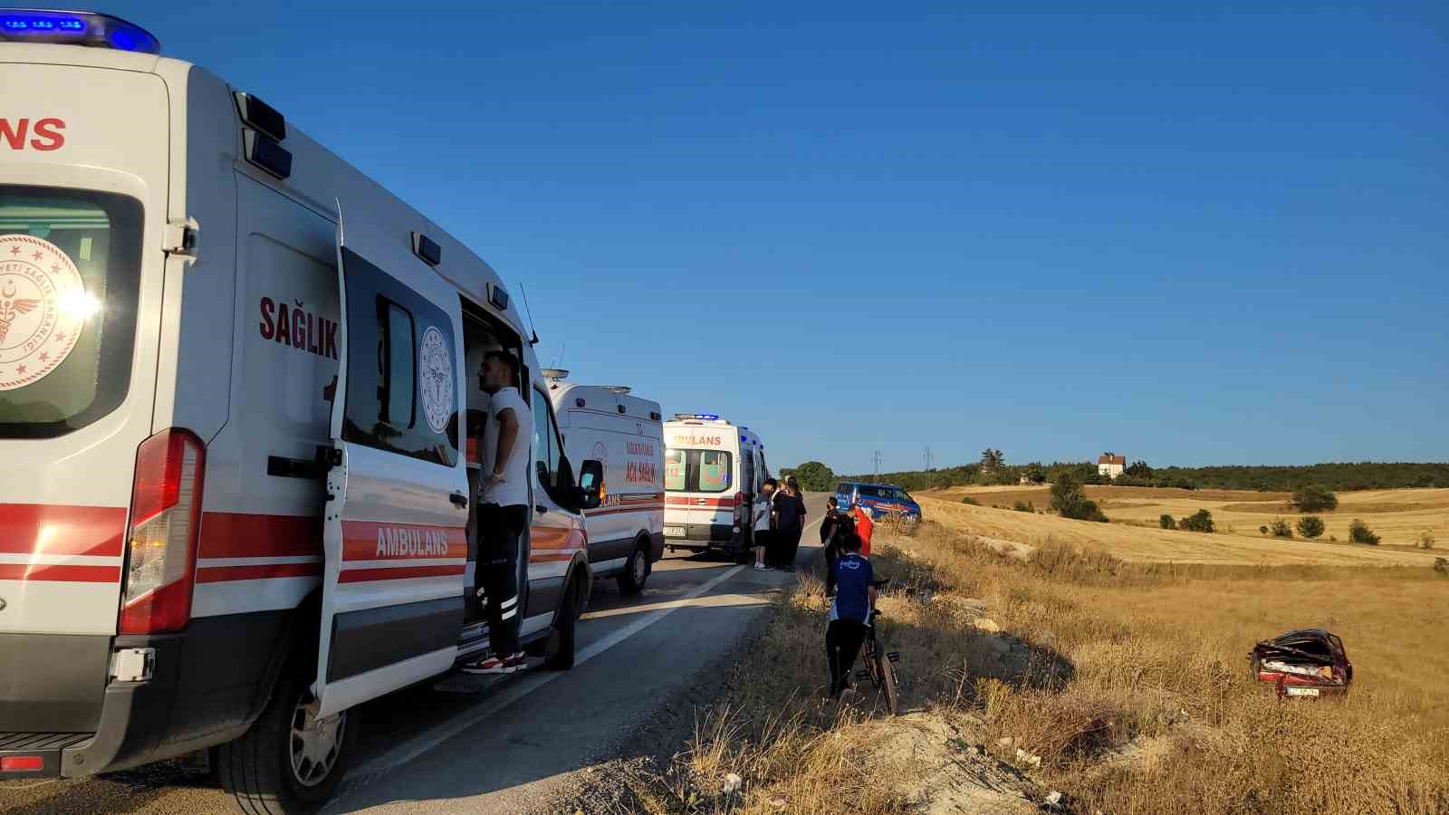 Takla atan otomobil tarlaya uçtu: 1’i ağır 5 yaralı 