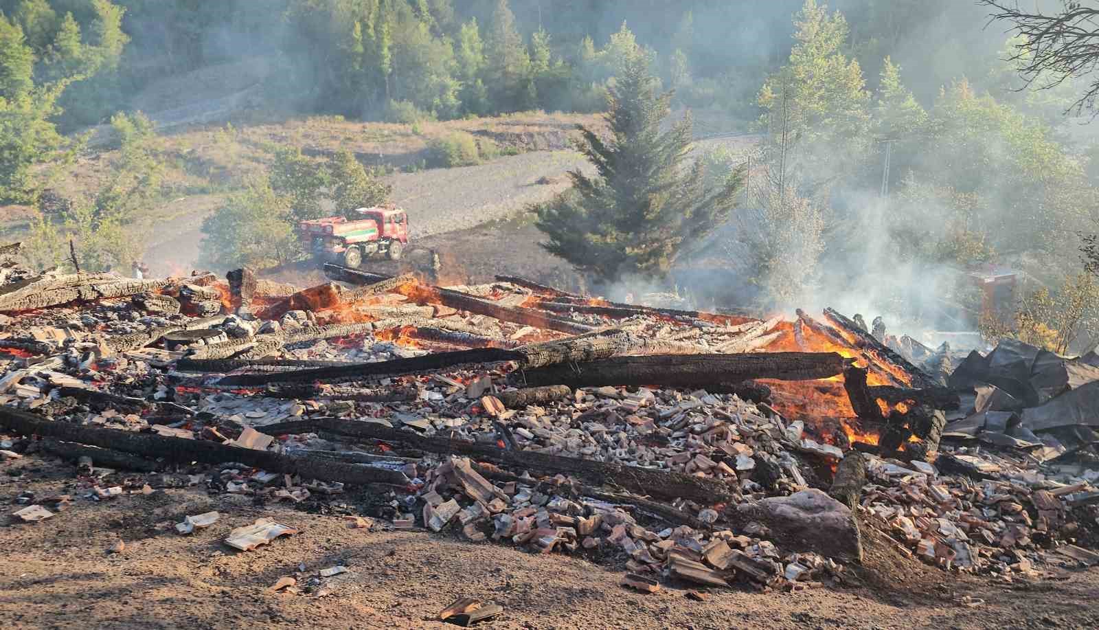 Kastamonu’da aynı bölgede ikinci orman yangını: 5 samanlık küle döndü 