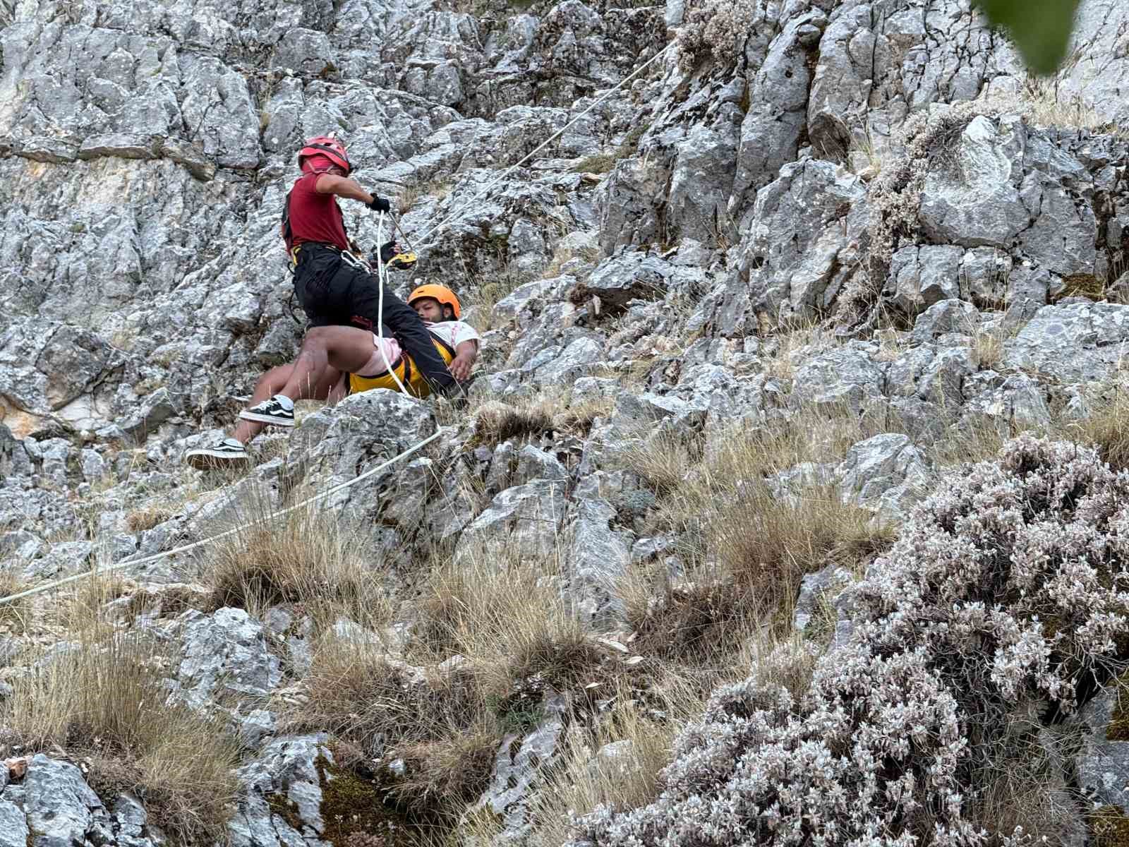 Fethiye’de kayalık alana sert inen paraşütçü ve yolcusu kurtarıldı 