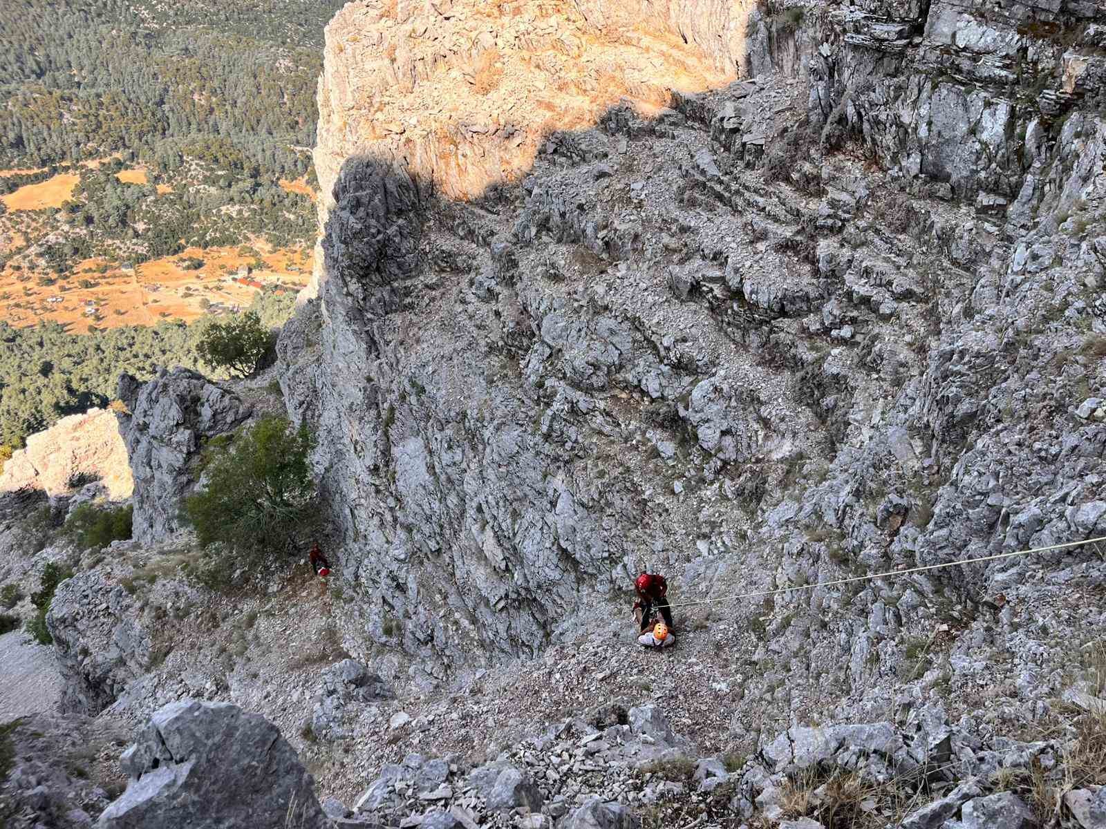 Fethiye’de kayalık alana sert inen paraşütçü ve yolcusu kurtarıldı 