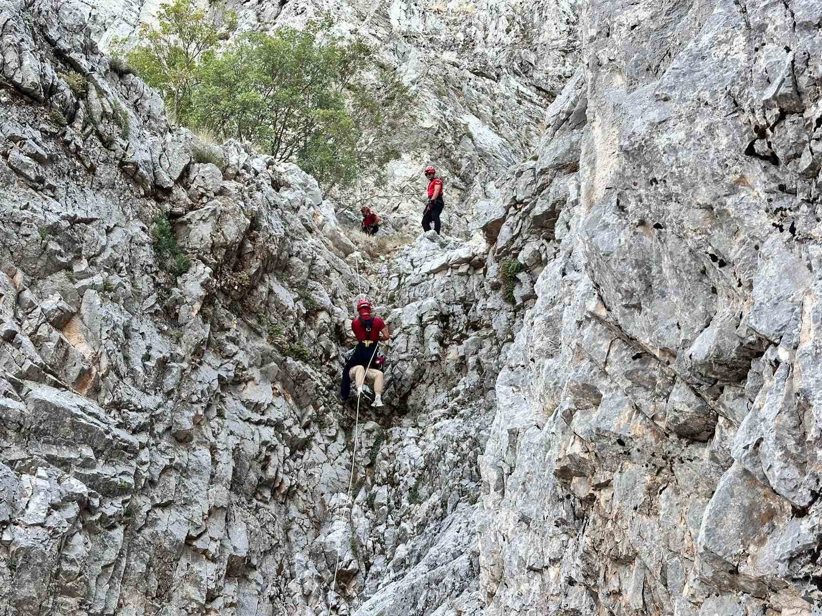 Fethiye’de kayalık alana sert inen paraşütçü ve yolcusu kurtarıldı 