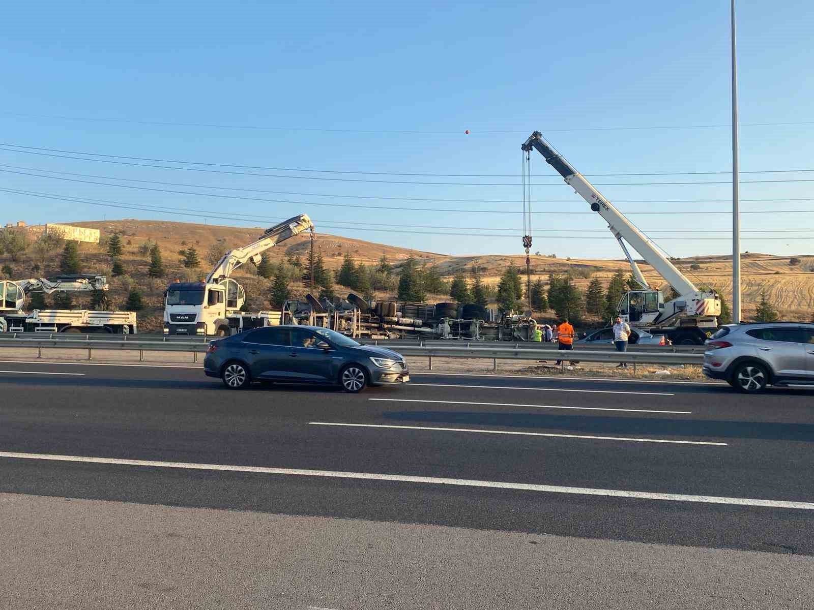 Beton mikseri otomobilin üzerine devrildi: 6 yaralı 