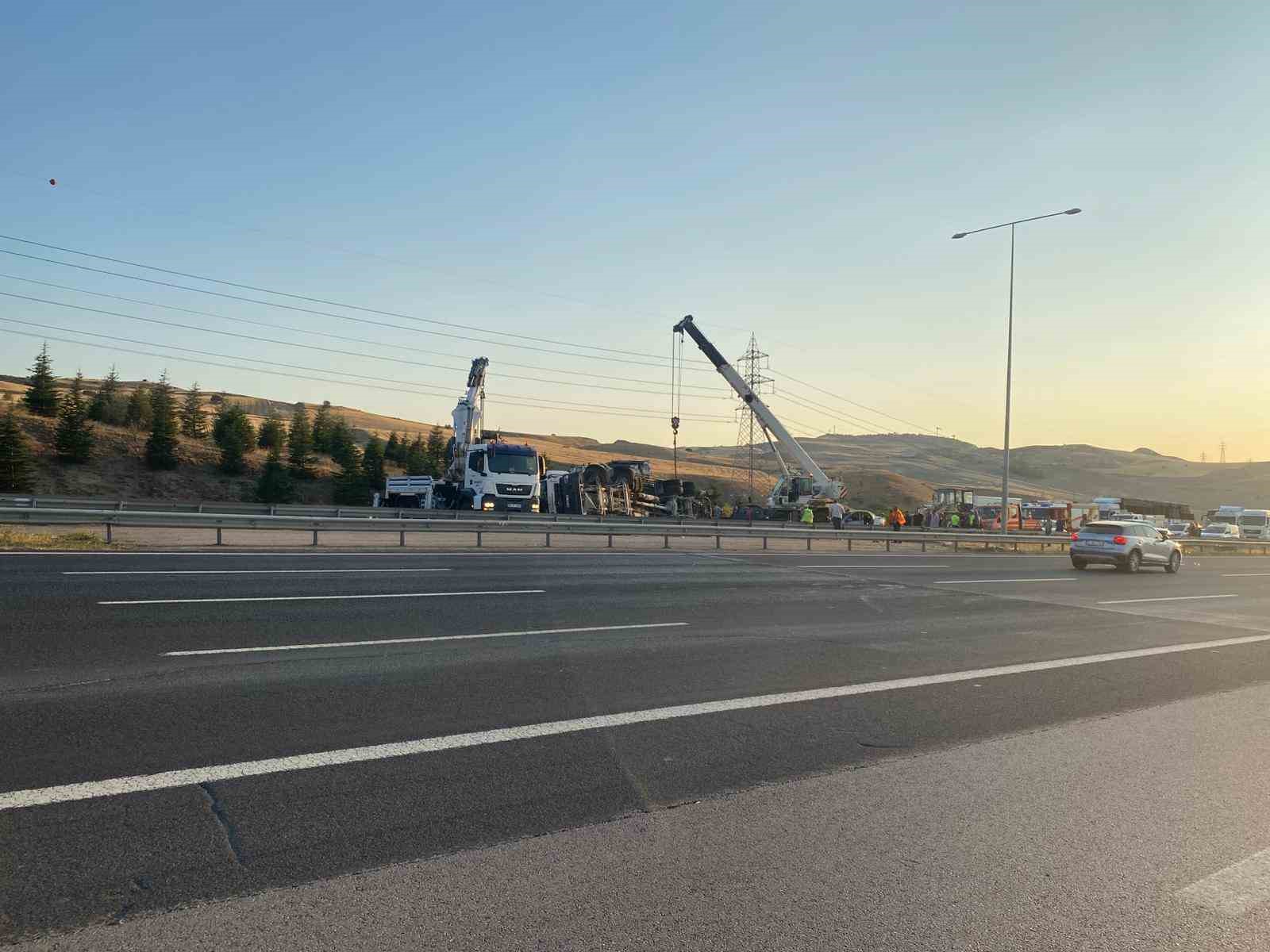 Beton mikseri otomobilin üzerine devrildi: 6 yaralı 