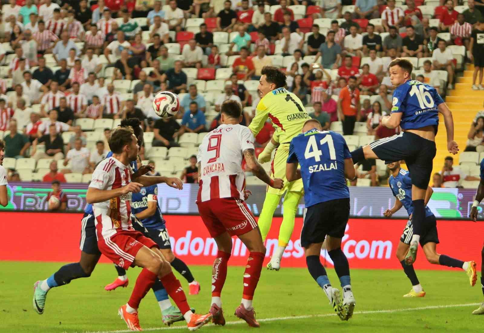 Trendyol Süper Lig: Antalyaspor: 2 - Kasımpaşa: 1 (İlk yarı) 