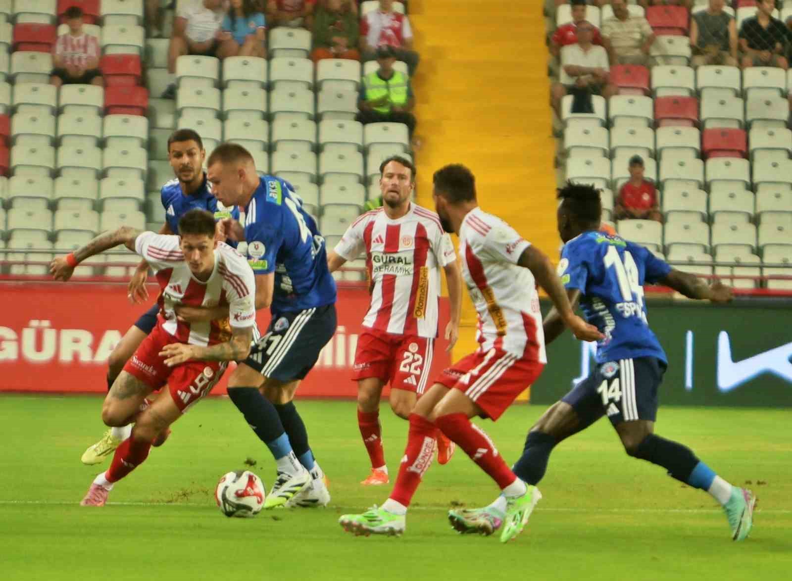 Trendyol Süper Lig: Antalyaspor: 2 - Kasımpaşa: 1 (İlk yarı) 
