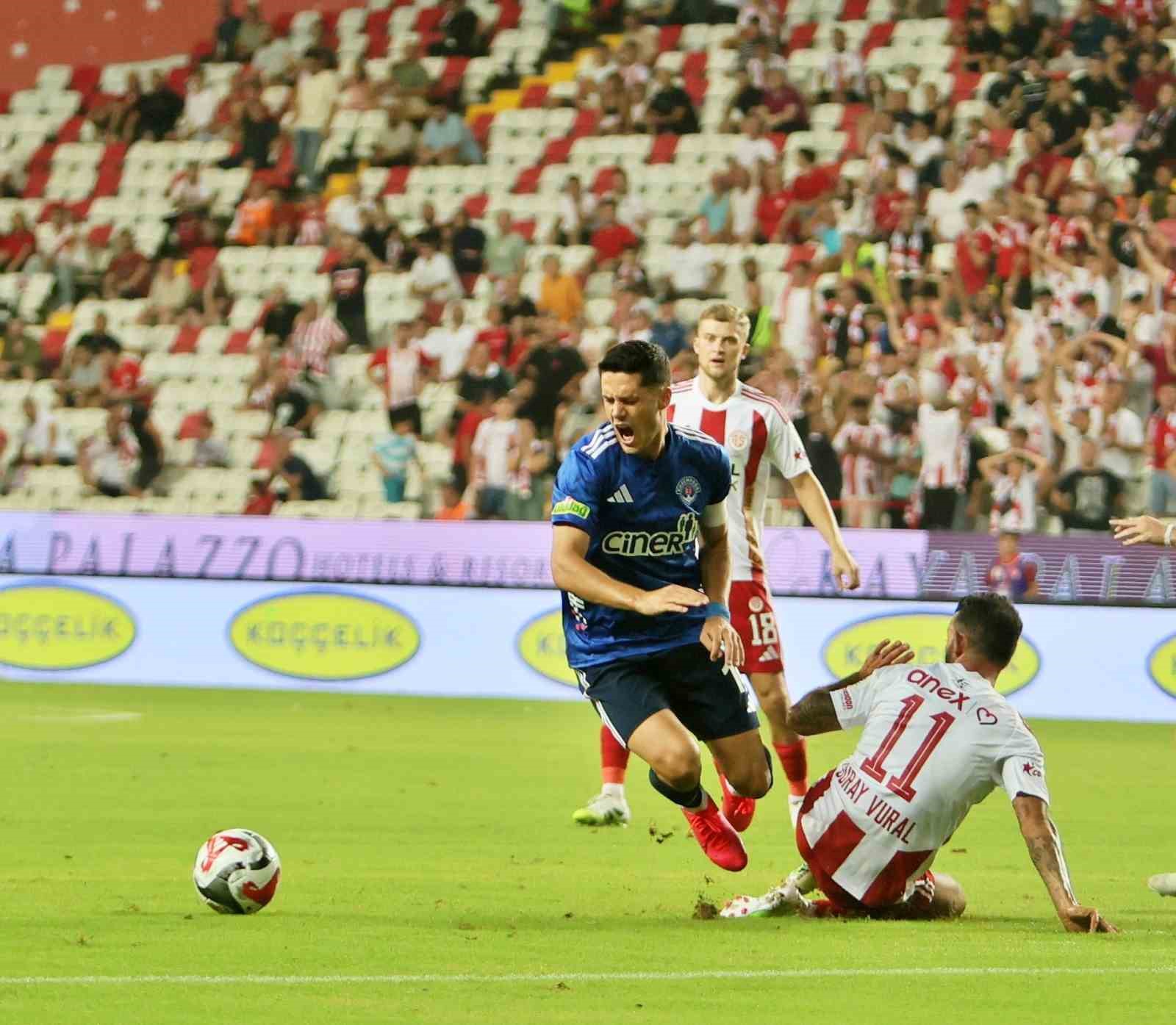 Trendyol Süper Lig: Antalyaspor: 2 - Kasımpaşa: 1 (İlk yarı) 
