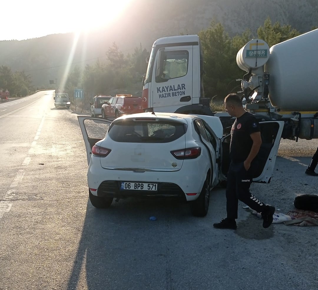 Antalya’da otomobil ile beton mikseri çarpıştı: 1 ölü, 2 yaralı 