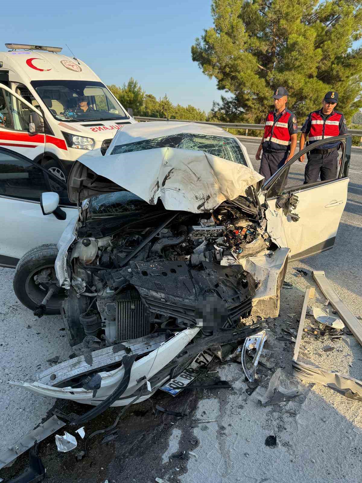 Antalya’da otomobil ile beton mikseri çarpıştı: 1 ölü, 2 yaralı 