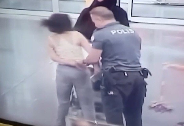Valizinin kaybolduğunu iddia eden alkollü kadın terminali ayağa kaldırdı... O anlar kamerada 