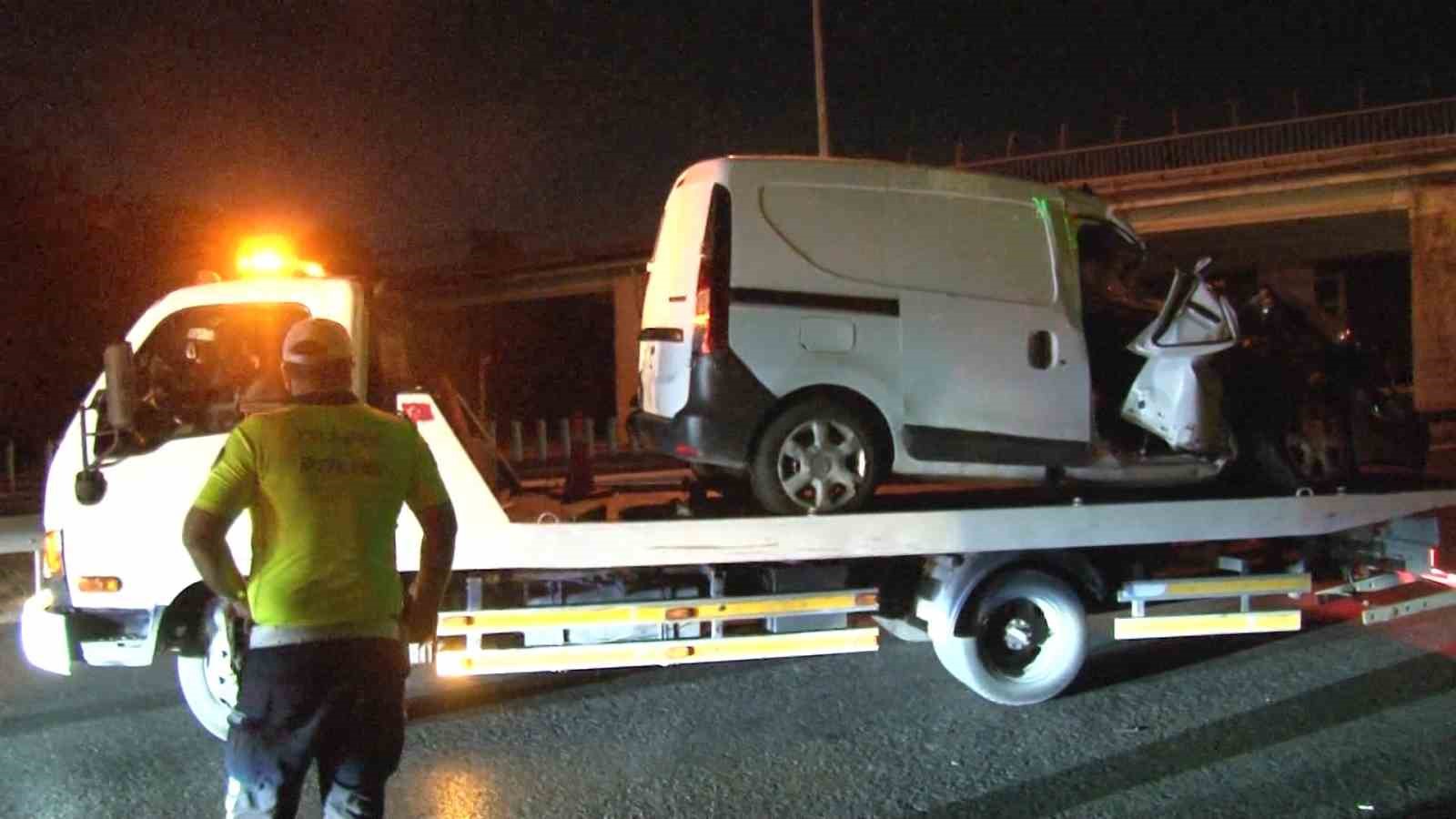 Bayrampaşa’da alkollü sürücünün kullandığı araç kamyonete çarptı: 3 yaralı 
