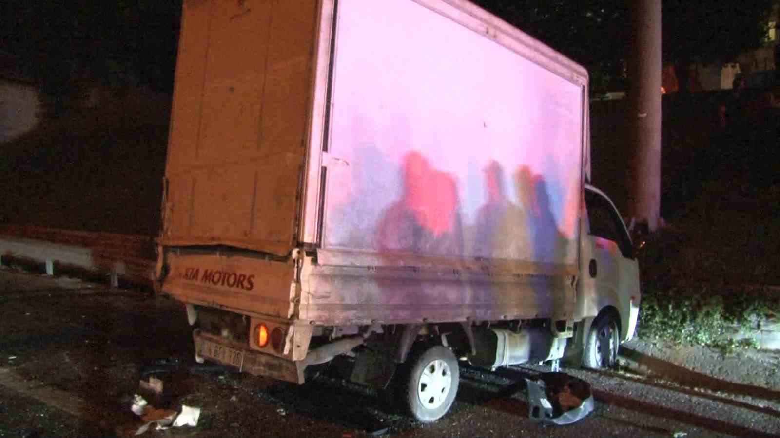 Bayrampaşa’da alkollü sürücünün kullandığı araç kamyonete çarptı: 3 yaralı 