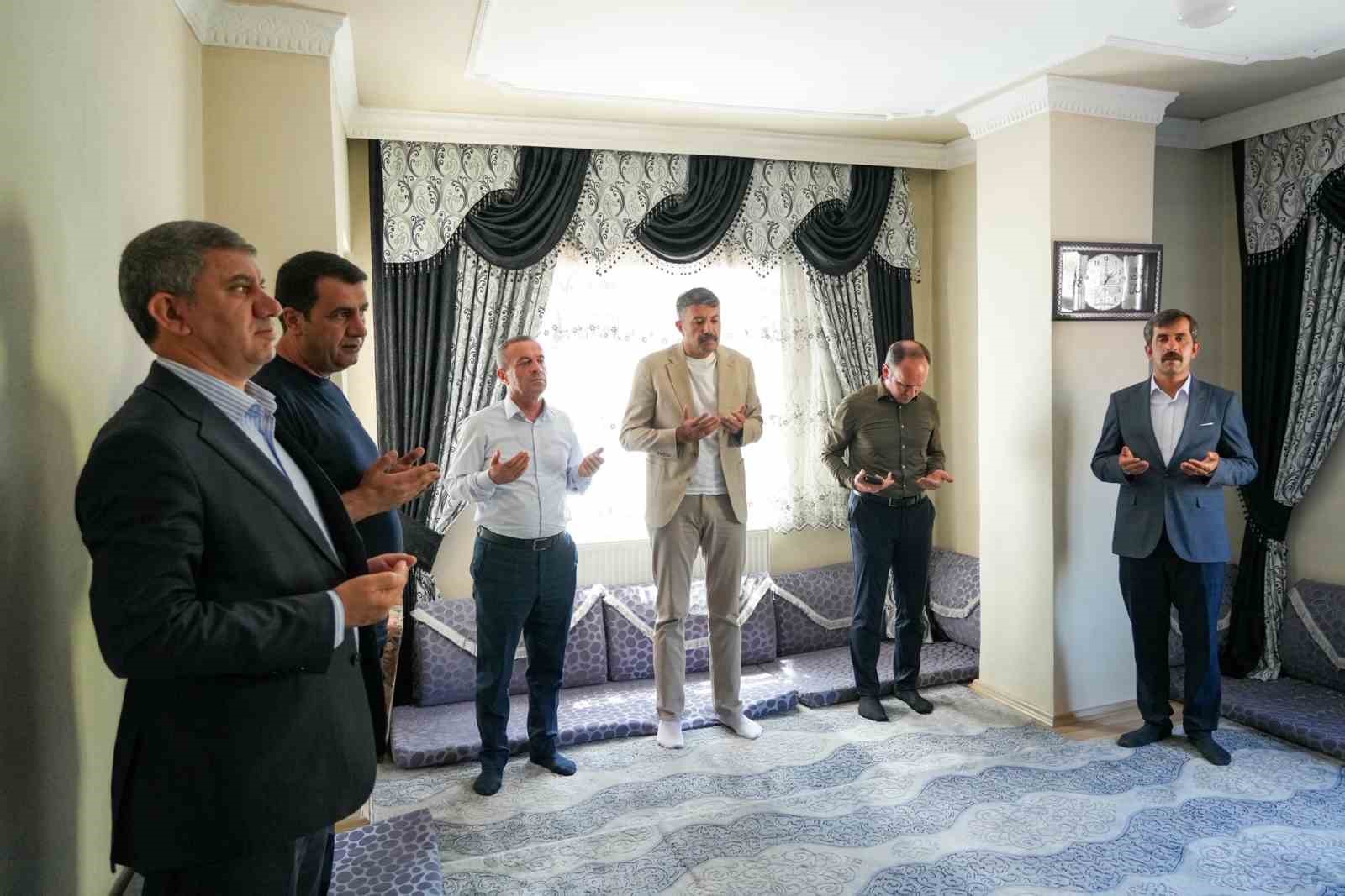 Vali Çelik, Şemdinli’de şehit ailelerini ziyaret etti 