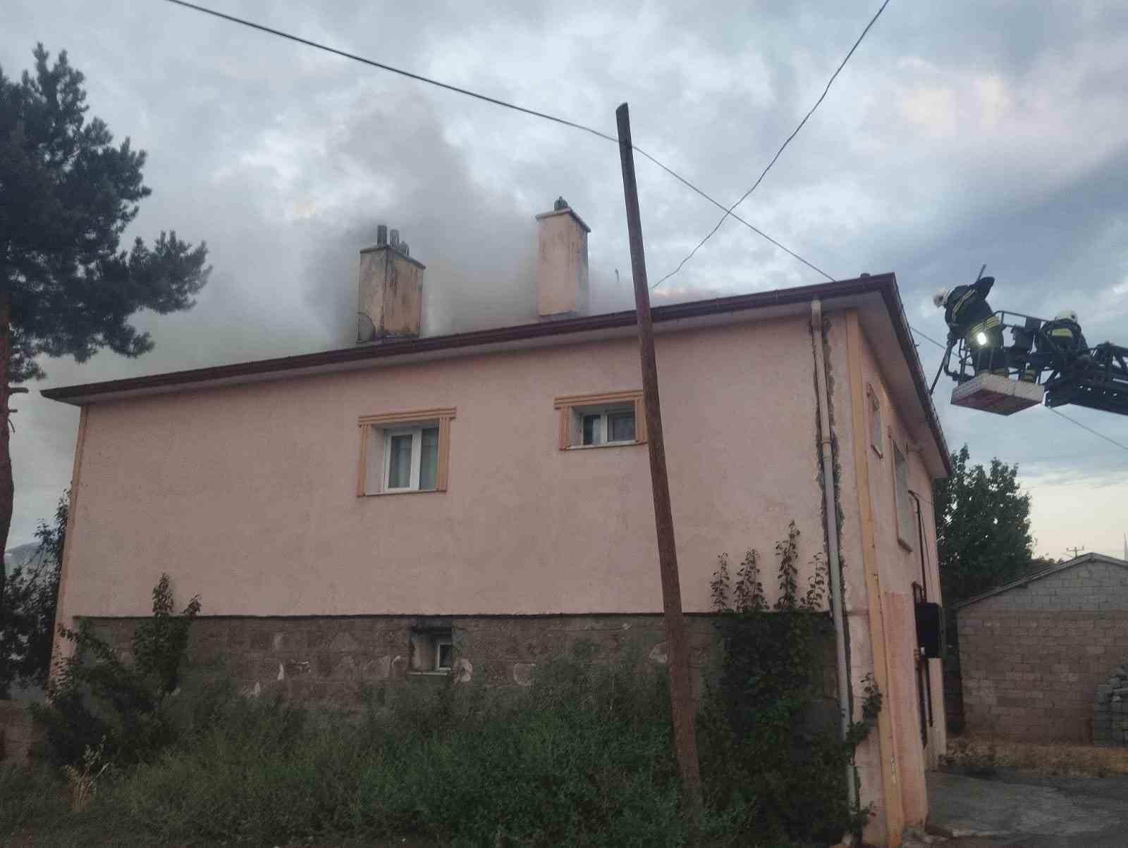 Erzincan’da iki katlı evin çatısı yandı 