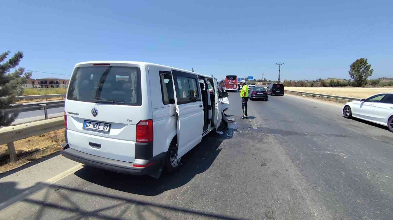Tur aracı tur otobüsüne arkadan çarptı: 5’i Hollandalı 6 yaralı 