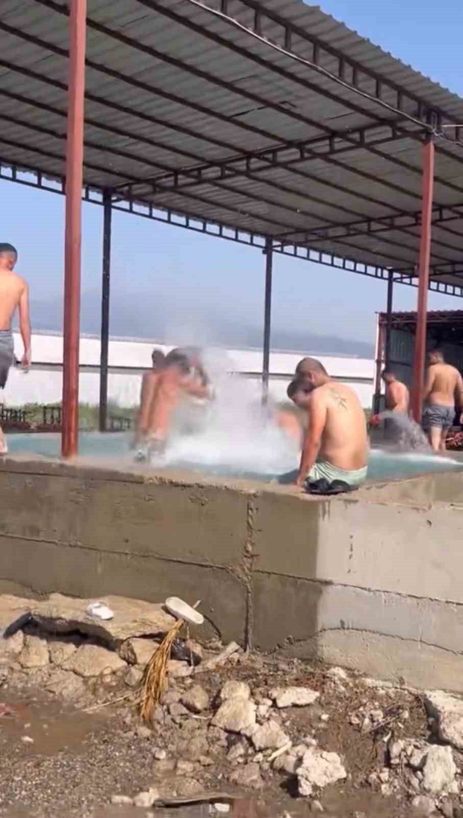 Kavurucu sıcaktan bunalan tarım işçileri maydanoz havuzunda serinledi 